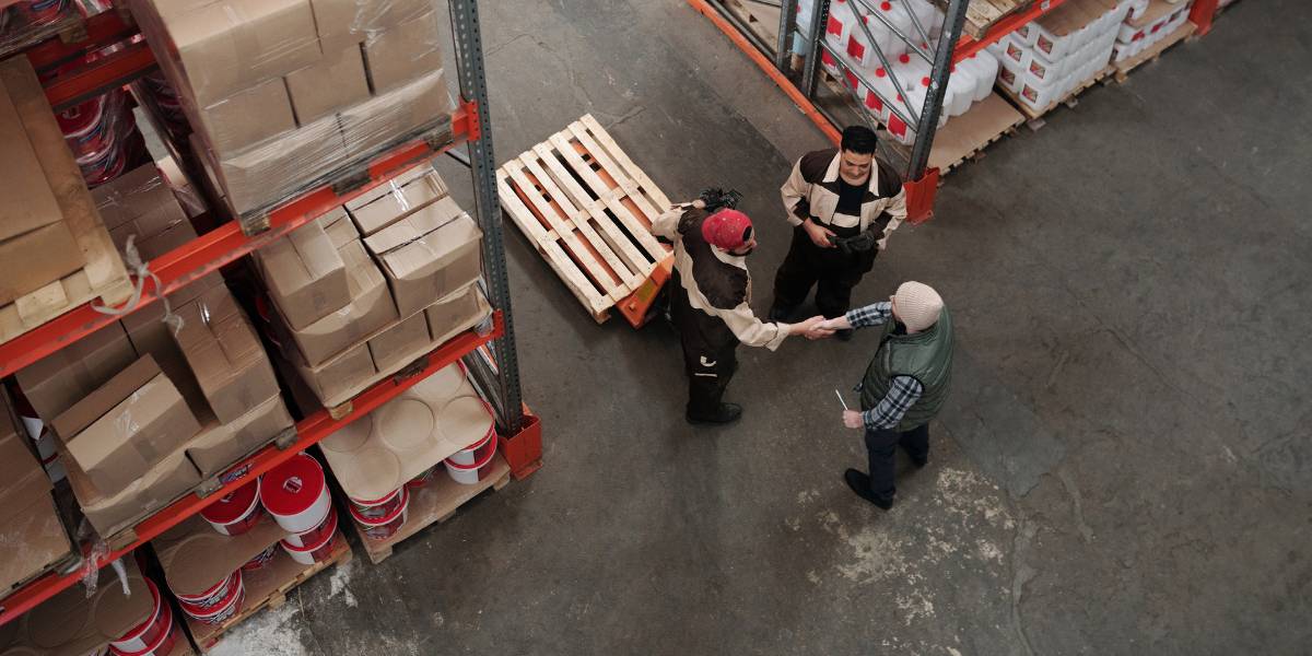 Por qué externalizar la logística y el almacenamiento de productos químicos